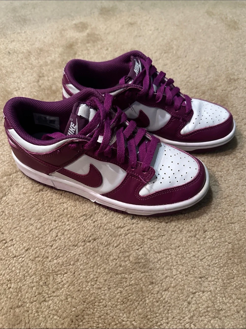 Nike Kids Low-Top Sneakers in White and Purple